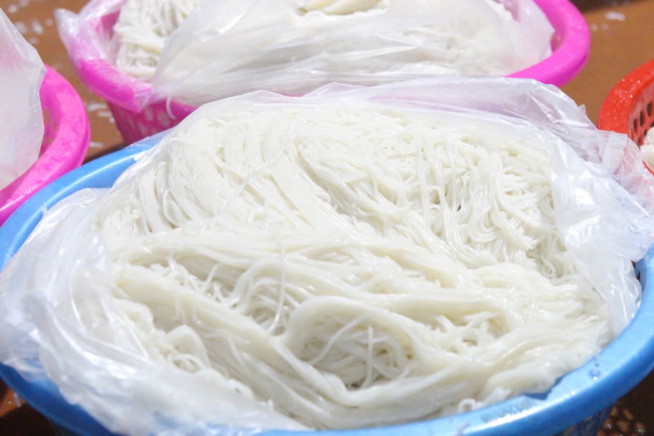 Về làng Mạch Tràng ăn bún tiến vua