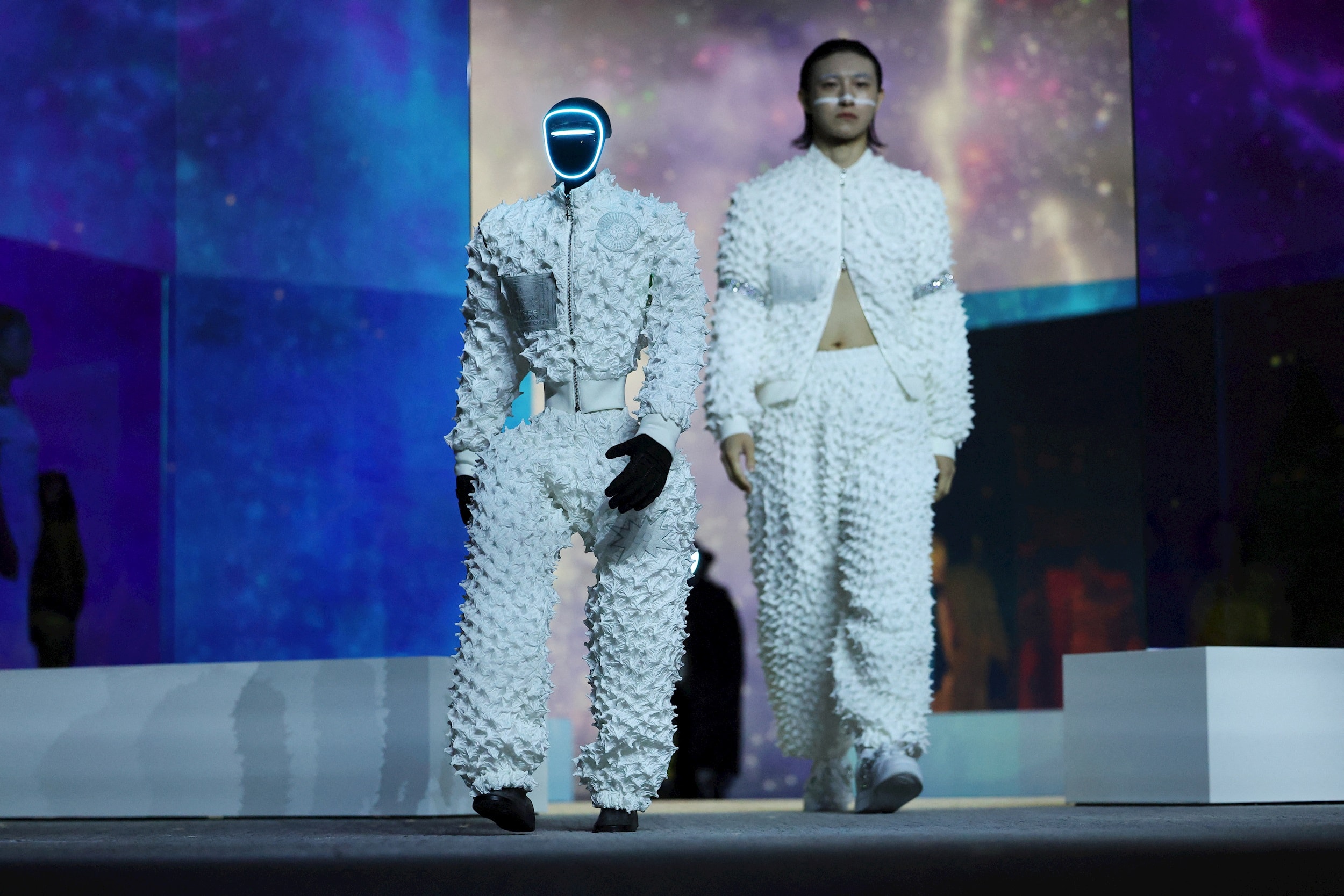 Khi Robot bước lên sàn diễn thời trang Seoul