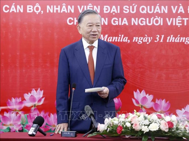 Tổng Bí thư, Chủ tịch nước Tô Lâm gặp gỡ cán bộ, nhân viên Đại sứ quán, đại diện cộng đồng người Việt Nam tại Philippines