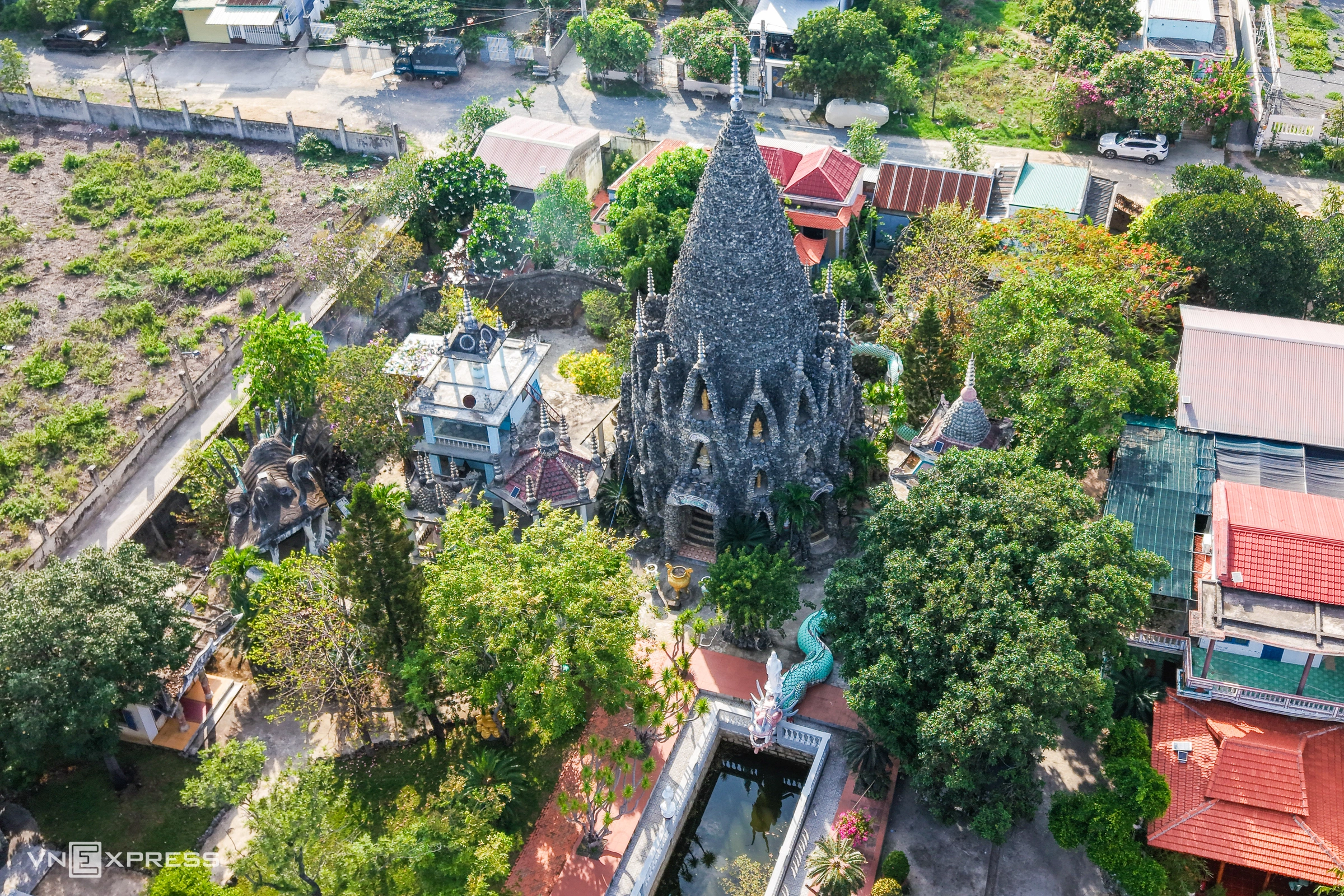 Bảo tháp làm từ hàng triệu vỏ ốc, san hô