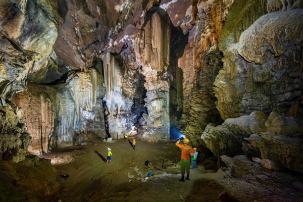 Phong Nha – Kẻ Bàng phát hiện hang động mới với hệ thống thạch nhũ như cung điện